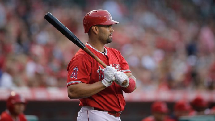 albert-pujols-bat-shoulder