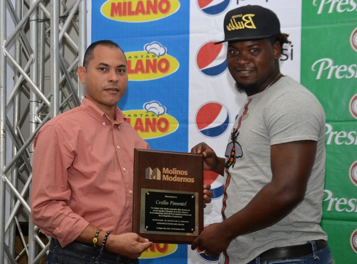 David Núñez premia a Cesilio Pimentel.