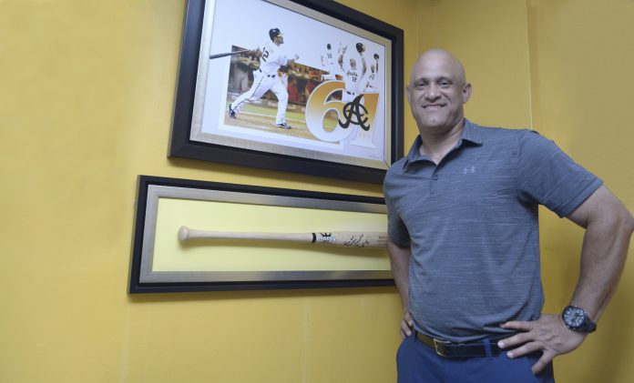 MENDY en su rincon intimo que resalta su jonron #61 en las oficinas de las Aguilas.