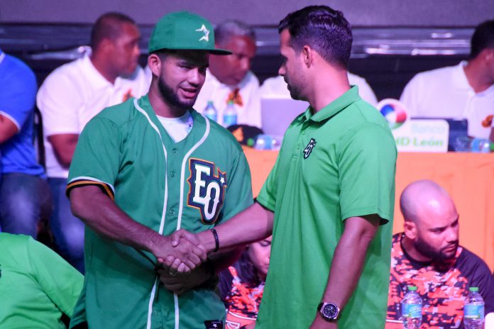 Eric González es recibido por Félix Peguero en draft 2019