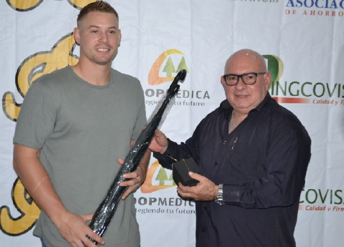 Robert-Cabrera-de-Coopmedica-entrega-regalos-a-Brian-OGrady