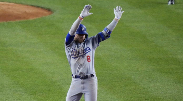 Kike Hernández seguirá con Ángeles Dodgers