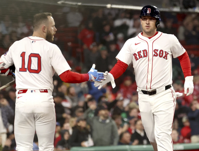 ALEX BREGMAN HR 200 MEDIAS ROJAS