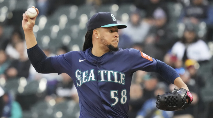 Luis Castillo entre las reservas de RD en el clásico