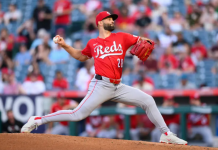 Nick Martínez pacta con Rays