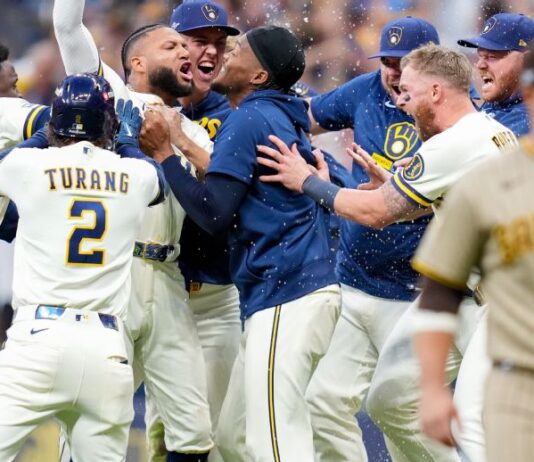 Padres caen ante Cerveceros y quedan al borde de la eliminación